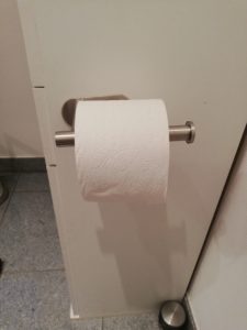 Der Toilettenpapierhalter im Einsatz