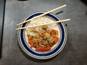 Gemüse mit Mienudeln und Teriyaki Style Sauce