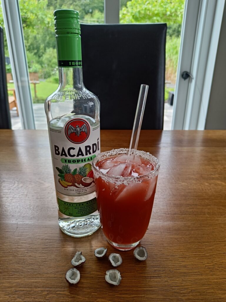 Glitzer Cocktail gemischt mit dem Bacardi Tropical