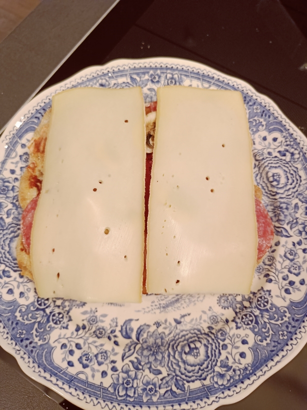 Pinsa belegt mit Tomatensauce, Salami und Käse