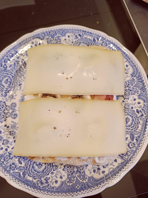 Pinsa belegt mit Bacon, Pilzen und Käse