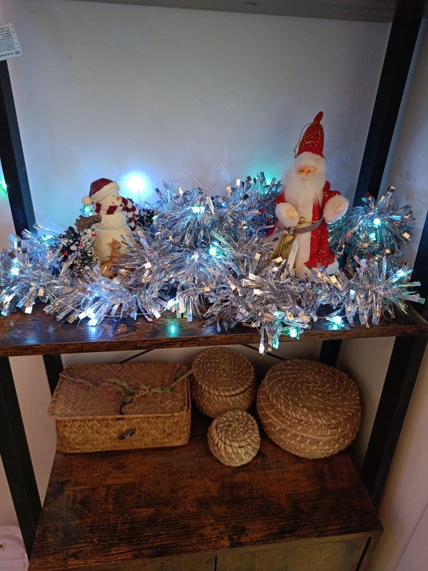 Weihnachstdeko im Fkur Regal