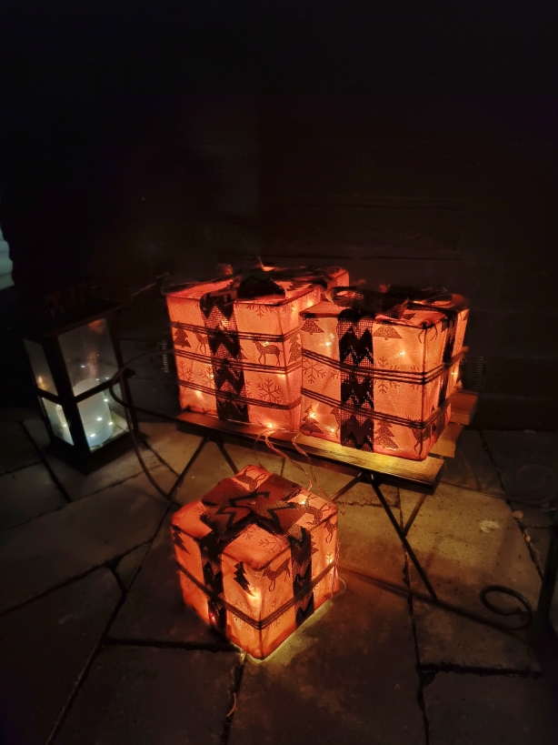 Schlitten mit leuchtenden Geschenken