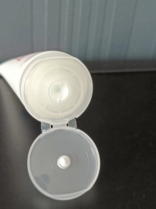 Detailbild der Tubenöffnung