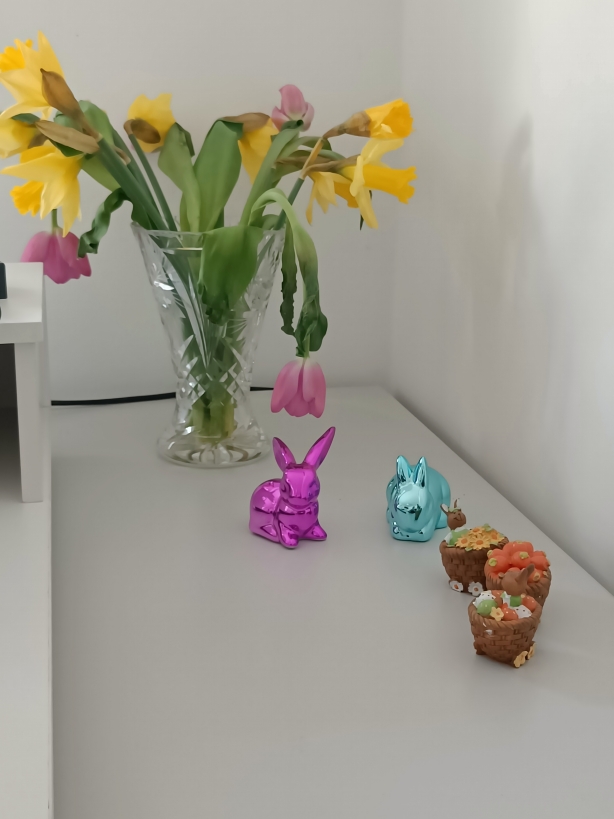 Container neben dem Schreibtisch
