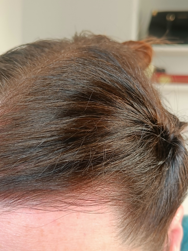 Haare mit dem Haarspray fixiert