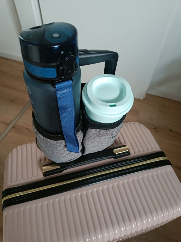 Flasche und Kaffeebecher werden gut gehalten